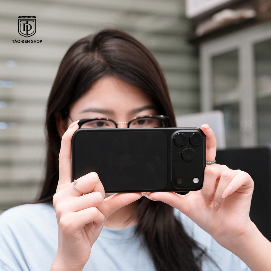 Mặt lưng iPhone 18 Pro Max màu Đen và dấu vân tay