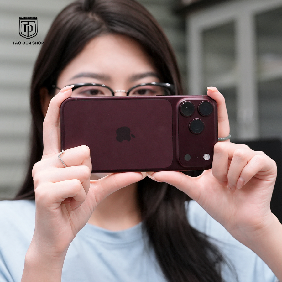iPhone 18 Pro Max màu Đỏ Burgundy ngoài đời thực tại Táo Đen Shop