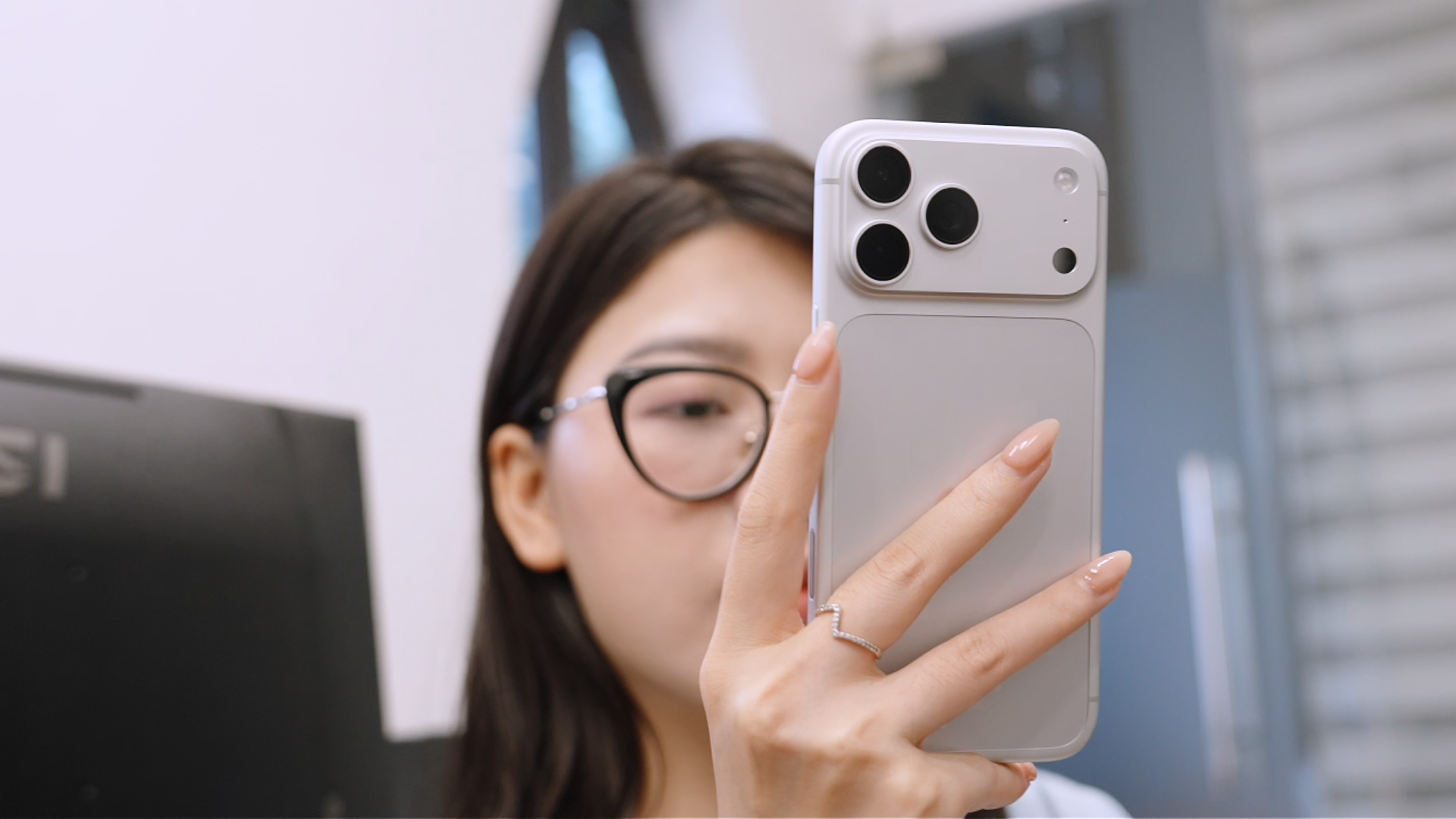Chi tiết iPhone 18 Pro Max màu Bạc thuộc hành Kim