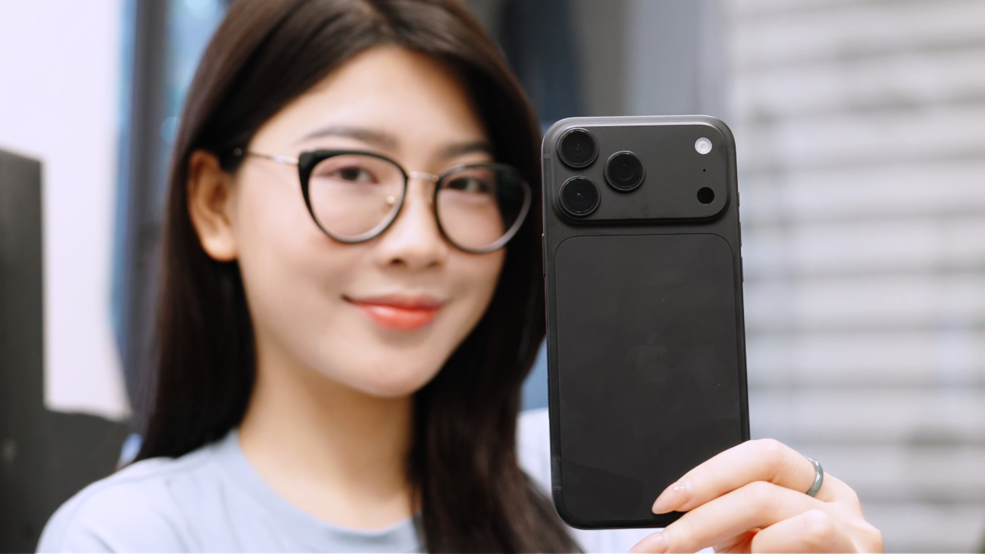 Chi tiết mặt lưng iPhone 18 Pro Max Đen thuộc hành Thủy