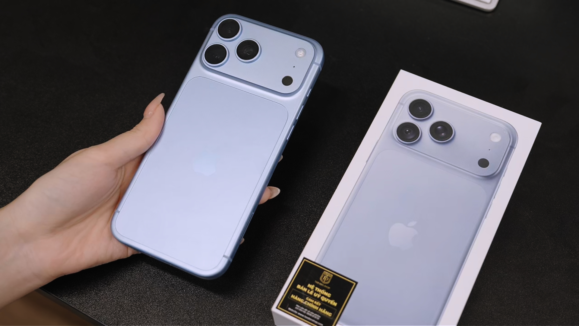 Cận cảnh màu Băng Thanh iPhone 18 Pro Max với sắc xanh và trắng