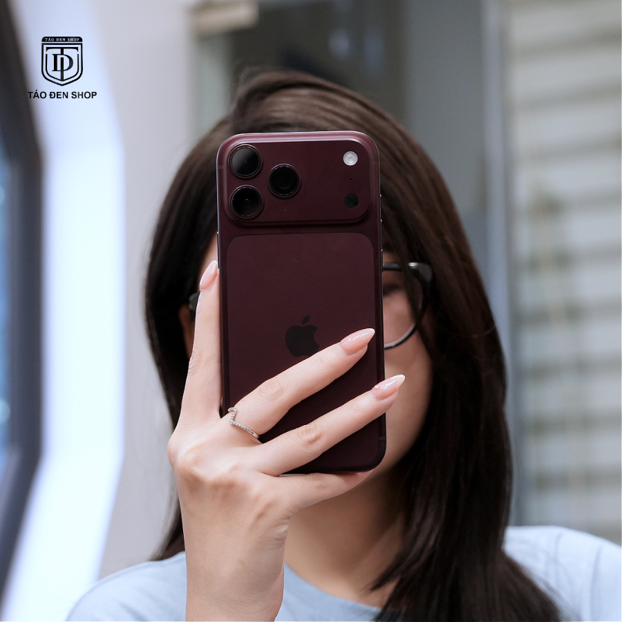 Cận cảnh mặt lưng iPhone 18 Pro Max Burgundy và khả năng bám vân tay