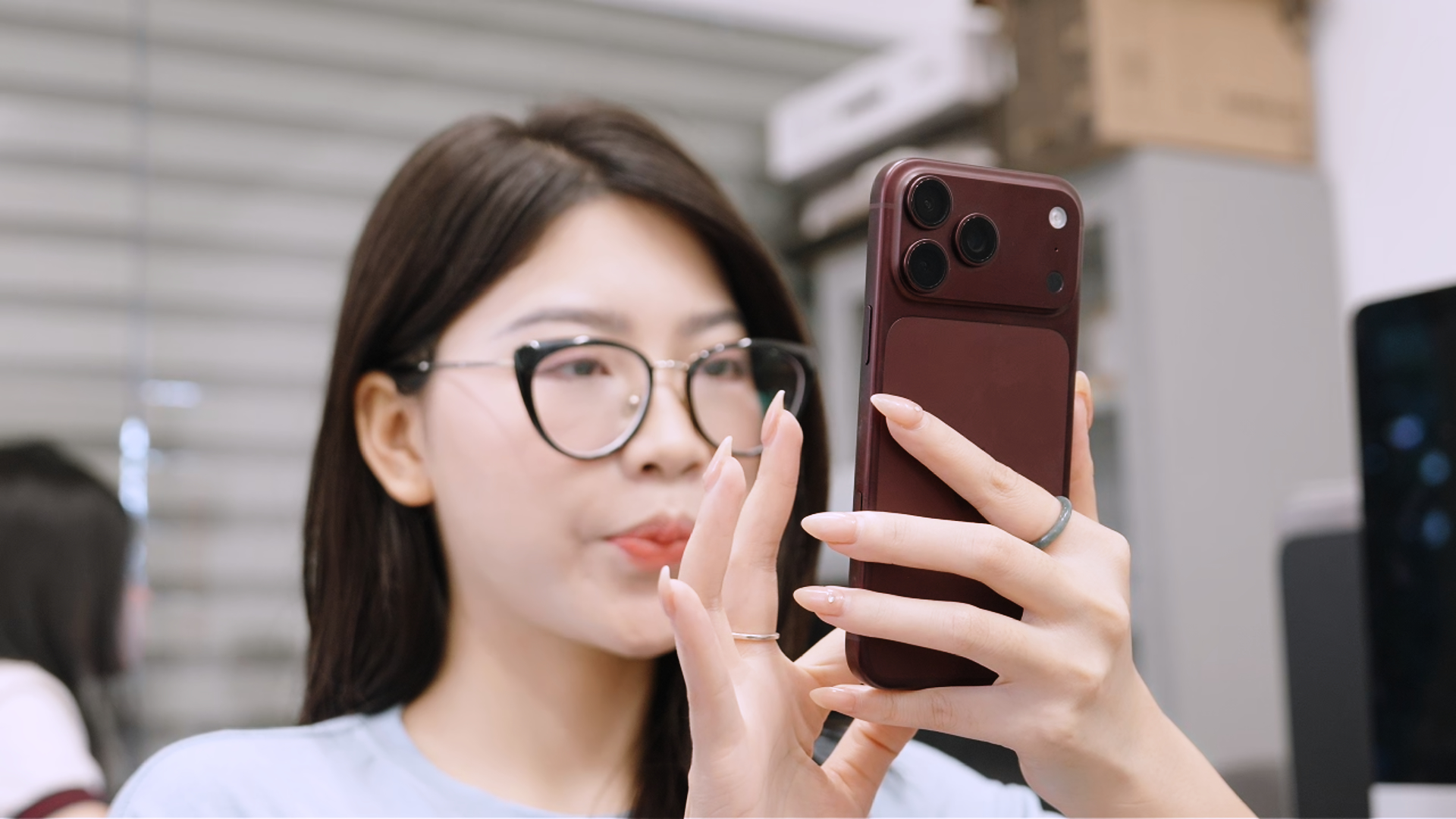 Cận cảnh iPhone 18 Pro Max Burgundy màu đỏ thuộc hành Hỏa