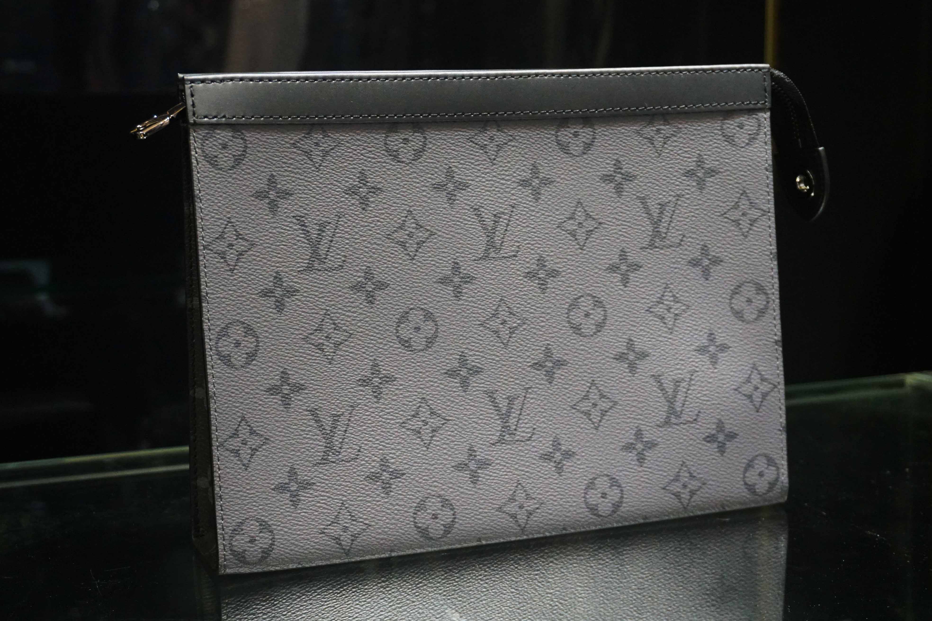 Mua Túi Nam Louis Vuitton LV Voyaga MM Damier Graphite Clutch  Louis  Vuitton  Mua tại Vua Hàng Hiệu h013381