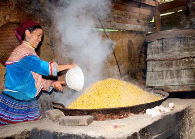 Rượu ngô cay nồng, đặc sản Sapa- hương vị núi rừng Tây Bắc