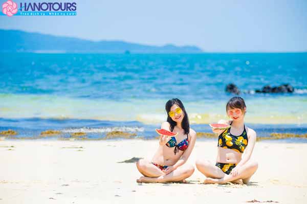 bãi tắm Hồng Vàn Cô Tô