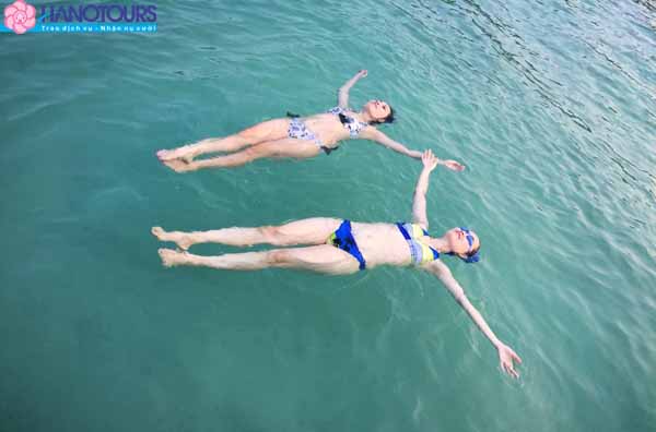 Bãi tắm Vàn Chảy thoai thoải, cát trắng mịn