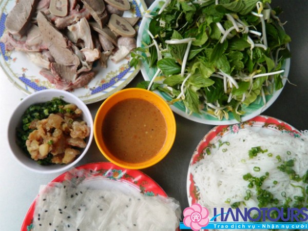 du-lich-tuy-hoa-an-banh-hoi-long-heo