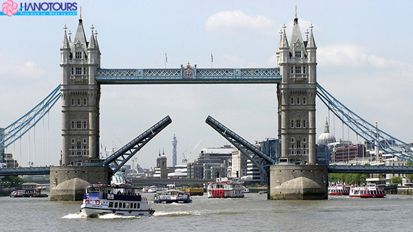 Cầu tháp London, khu chợ đặc sản địa phương Borough