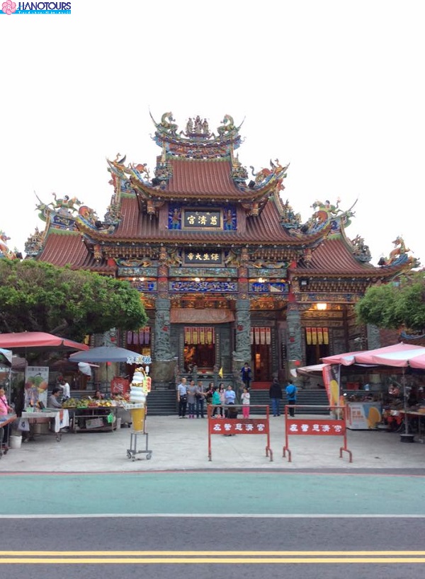 Chùa gần tháp Long Hổ Đài TRung