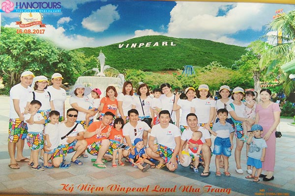 Đoàn chụp ảnh tại Vinpearl land Nha Trang