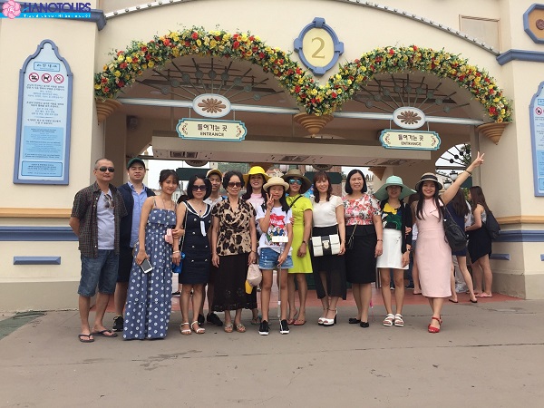 Khách chụp ảnh tại thành phố Seoul