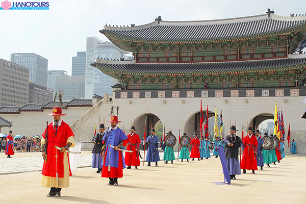 Chụp ảnh tại quảng trường Gwanghwamun