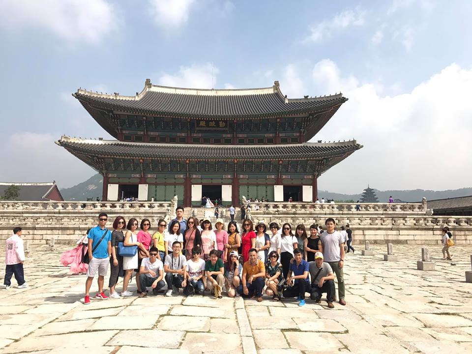 Chụp ảnh tại cung điện Gyeungbok