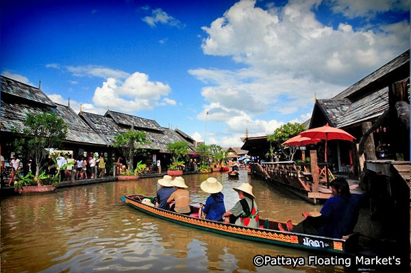 Four Regions Floating Market