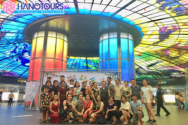 Du khách Hanotours chụp ảnh lưu niệm tại Ga tàu điện ngầm Formosa