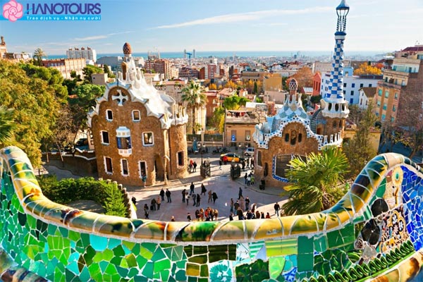 Công viên Gaudi's bizarre Parc Guell