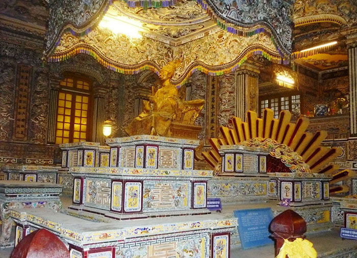 Ben-trong-lang-khai-đinh