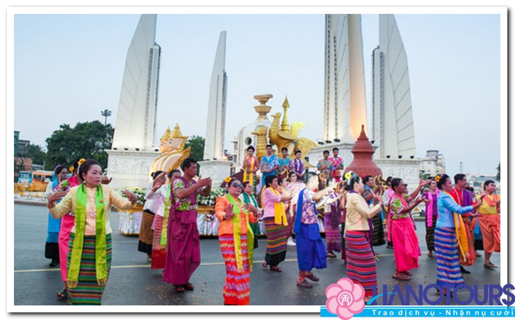 Le-hoi-dieu-hanh-Grand-Songkran-Procession-o-Bangkok