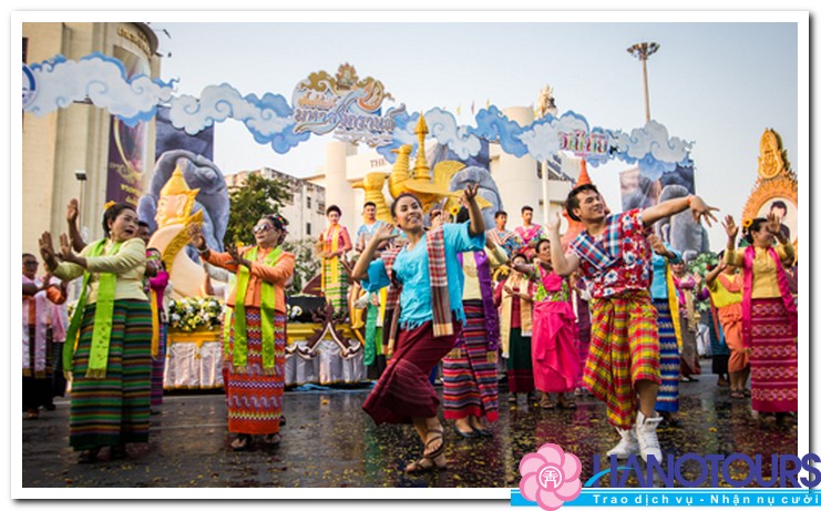 Le-hoi-Grand-Songkran-Procession-o-Bangkok-giong-voi-tet