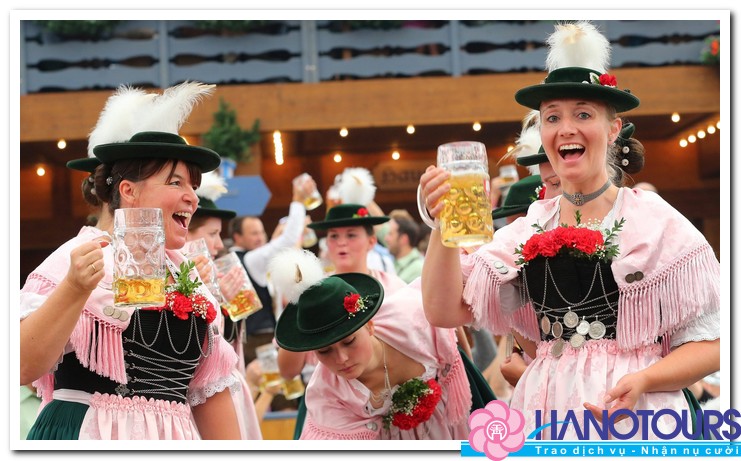 Phu-nu-uong-bia-trong-le-hoi-Munich-Oktoberfest-o-Đuc