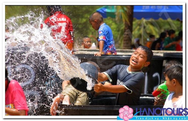 Te-nuoc-trong-le-hoi-Songkran-Festival-201-o-Thai-Lan