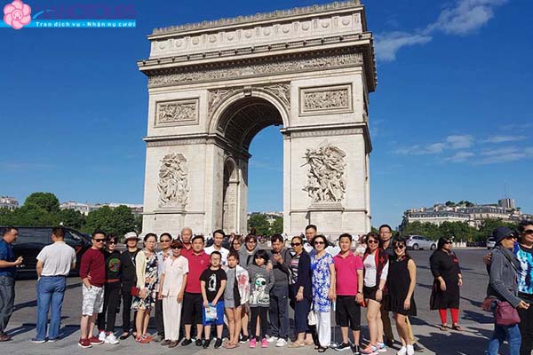 Cổng Khải hoàn môn: là một trong những công trình nổi tiếng nhất của Paris và cùng với Champs-Elysées