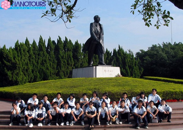 Tượng đài Đặng Tiểu Bình