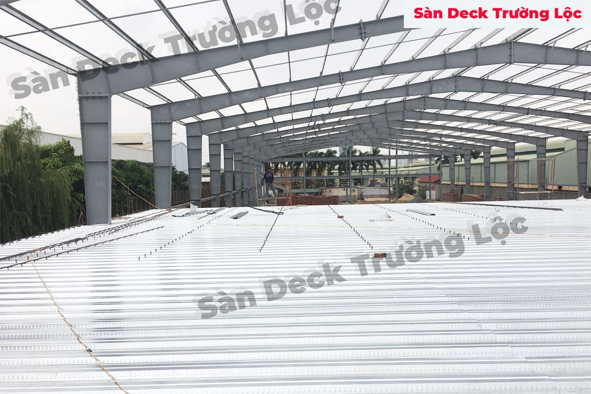 Chuỗi Nhà Kho Quần Áo Xuất Khẩu Sử Dụng Sàn Deck Trường Lộc H50W1000 dày 0.95mm