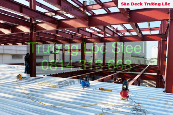 Sàn deck là gì? Tìm hiểu chi tiết cấu tạo, ứng dụng và báo giá mới nhất