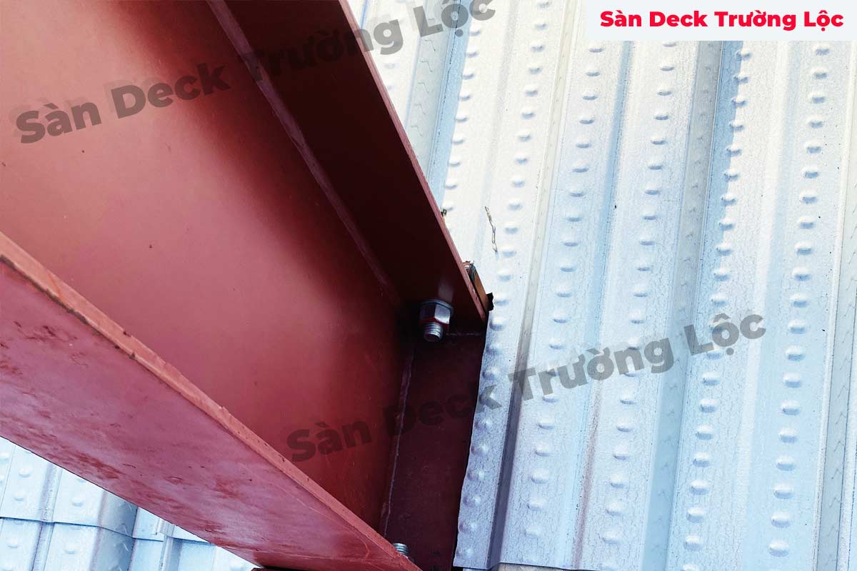 Bán sàn deck tại Quảng Nam - công đoạn cắt ghép sànd deck đầu cột