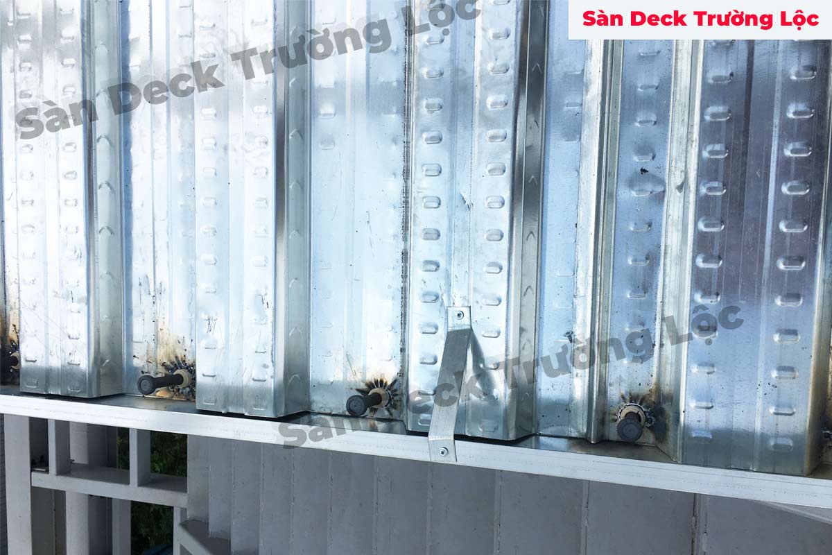 Thi công đinh chống cắt sàn deck và lắp đặt ke bo diềm sàn deck