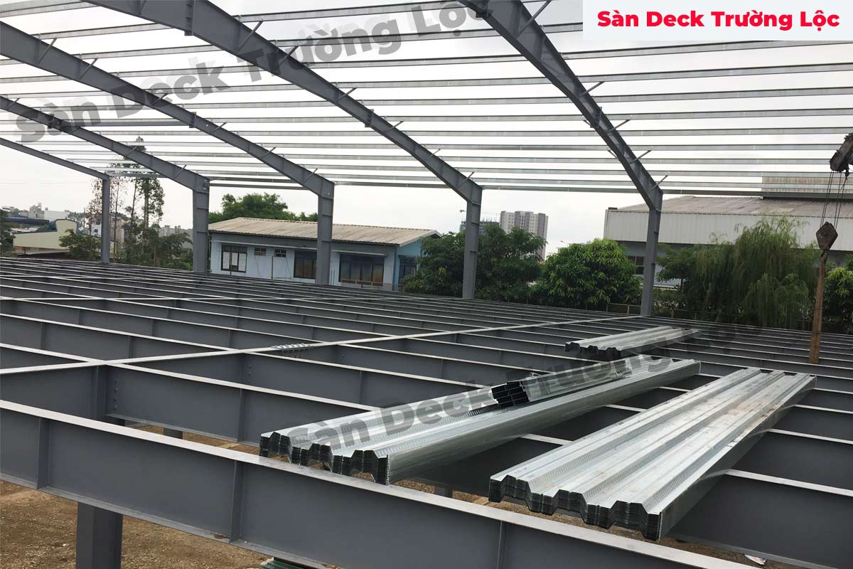 công đoạn cẩu sàn deck lên mặt bằng sàn