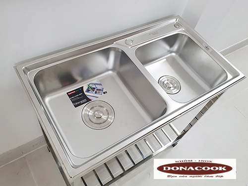 chậu inox 2 hố lệch có chân