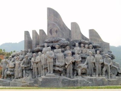 “CHÙM TOUR TRỞ LẠI CHIẾN TRƯỜNG XƯA” -Nhân dịp 60 năm Chiến thắng Điện Biên