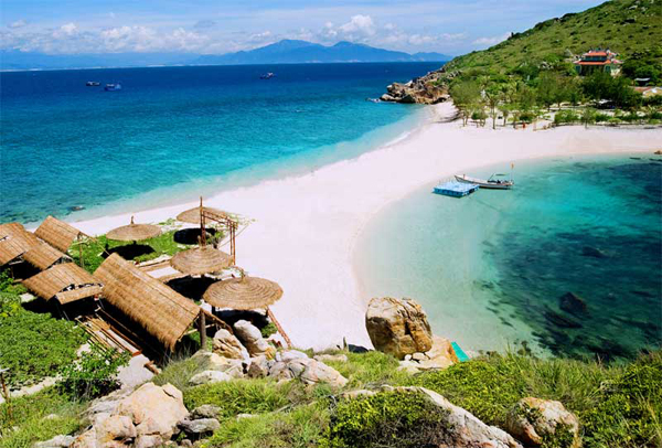 Một bờ cát, hai bãi tắm 'hiếm có khó tìm' ở Việt Nam