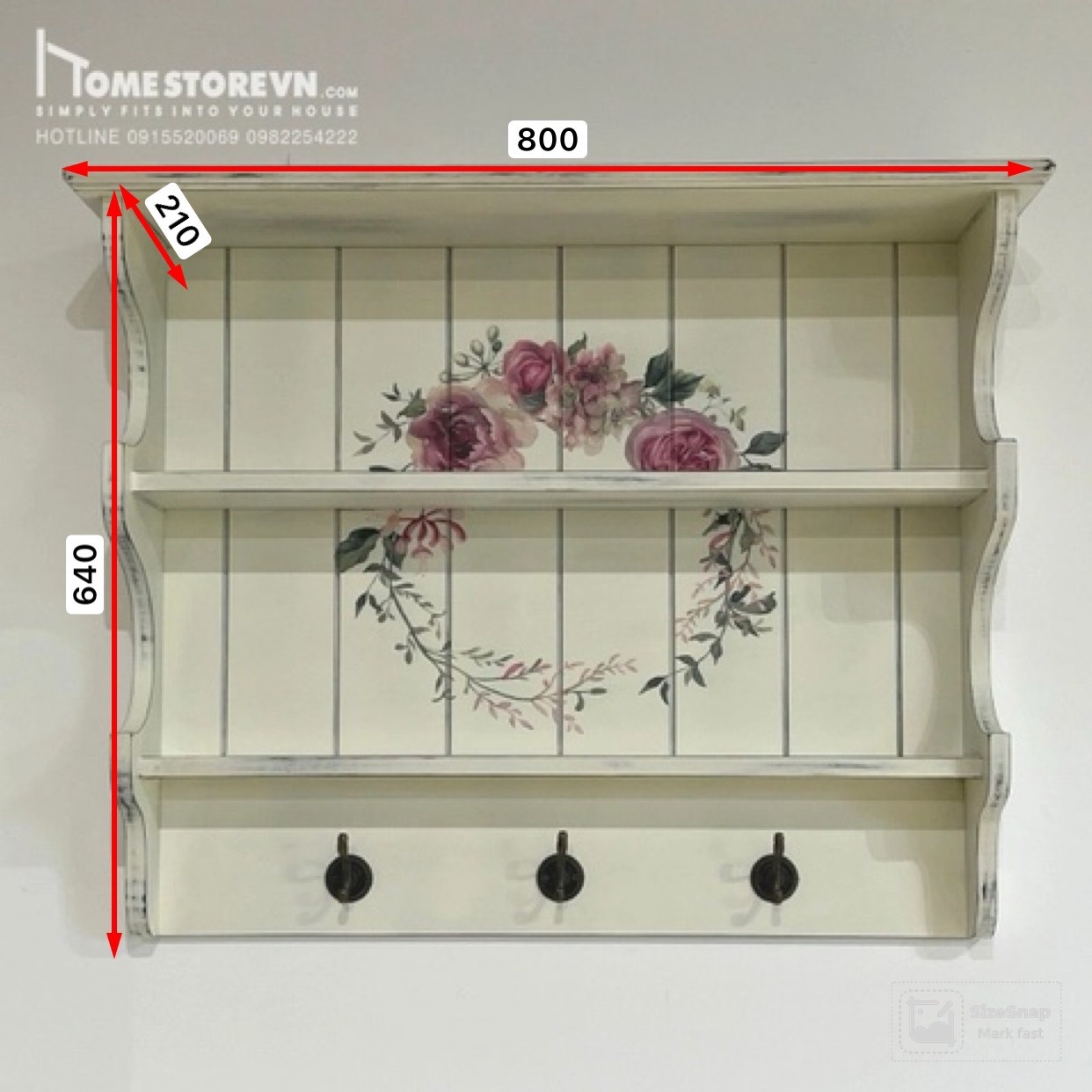 Giá treo trang trí 01  Dài 80cm x Cao 64cm x Sâu 21cm  - Vật liệu: Gỗ MDF  - Hoàn thiện giả cổ sơn màu trắng có họa tiết hoa lá, có móc treo đồng nhỏ hoàn thiện giả cổ và đợt để đồ