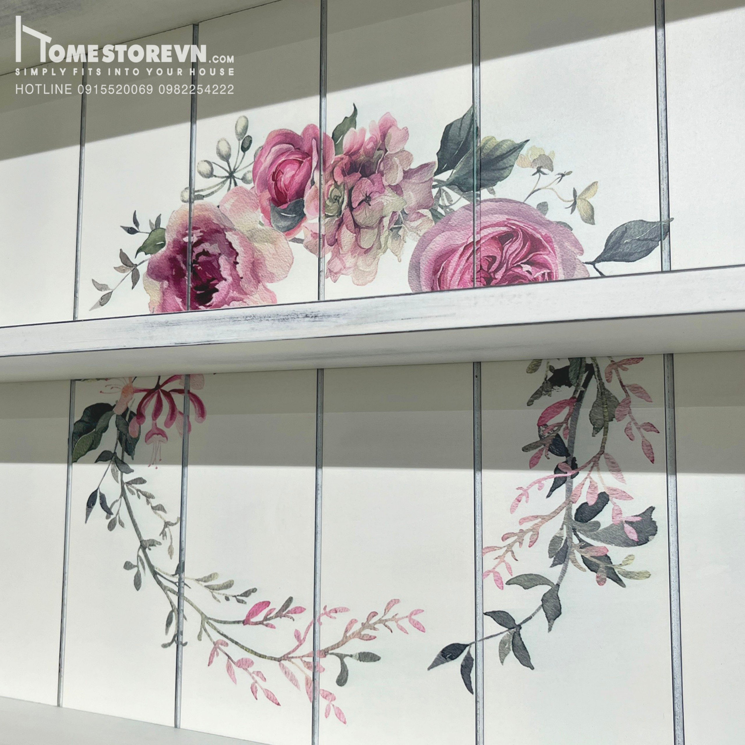 Giá treo trang trí 01  Dài 80cm x Cao 64cm x Sâu 21cm  - Vật liệu: Gỗ MDF  - Hoàn thiện giả cổ sơn màu trắng có họa tiết hoa lá, có móc treo đồng nhỏ hoàn thiện giả cổ và đợt để đồ