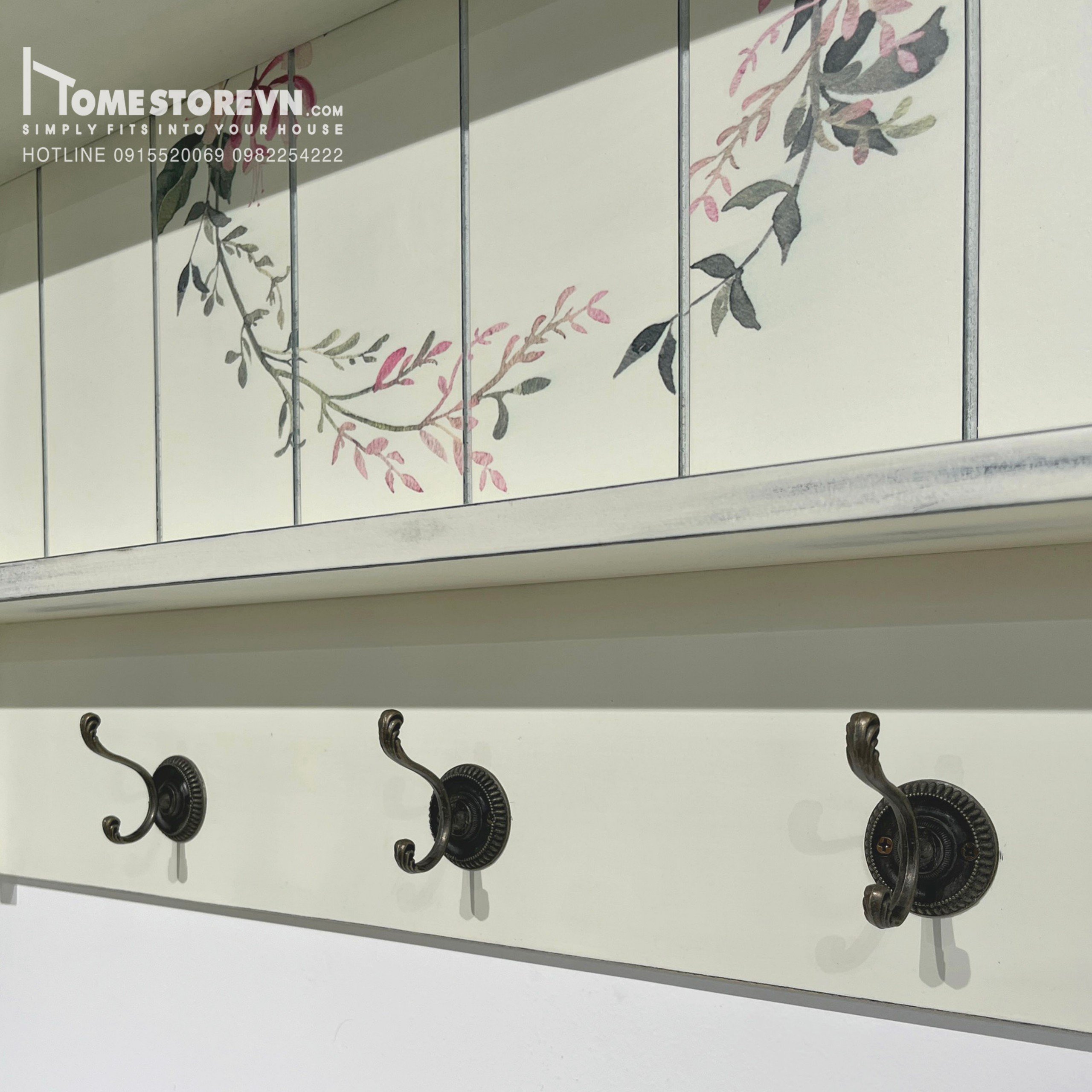 Giá treo trang trí 01  Dài 80cm x Cao 64cm x Sâu 21cm  - Vật liệu: Gỗ MDF  - Hoàn thiện giả cổ sơn màu trắng có họa tiết hoa lá, có móc treo đồng nhỏ hoàn thiện giả cổ và đợt để đồ