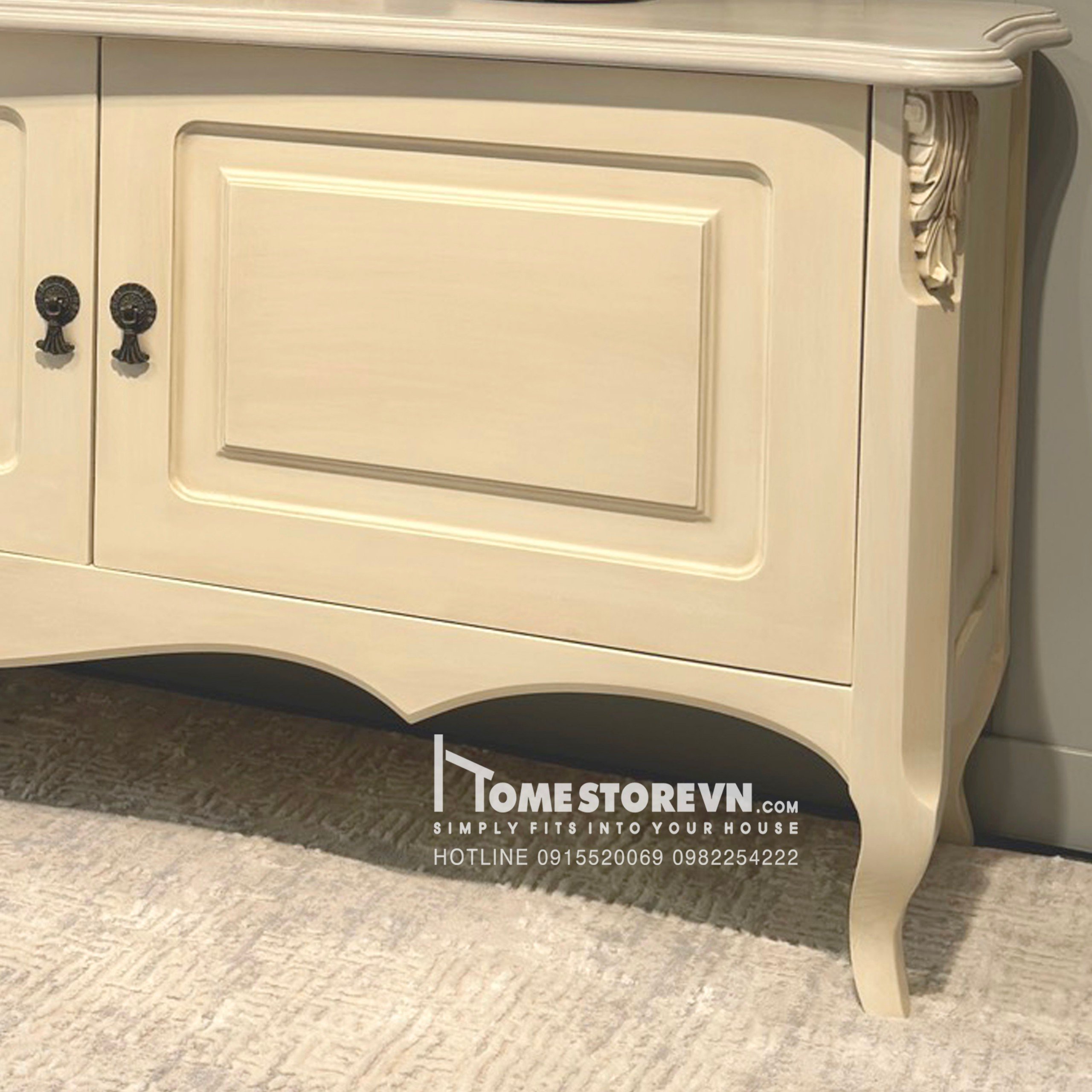 Kệ tivi vintage Champagne KT 180cm x 44cm x 65cm Gỗ tự nhiên kết hợp Verneer Ash lõi xanh chịu ẩm.  - Hoàn thiện mầu be và xám sơn bóng mờ giả cổ.  - Dáng chân quỳ cổ điển, tay núm giả cổ.