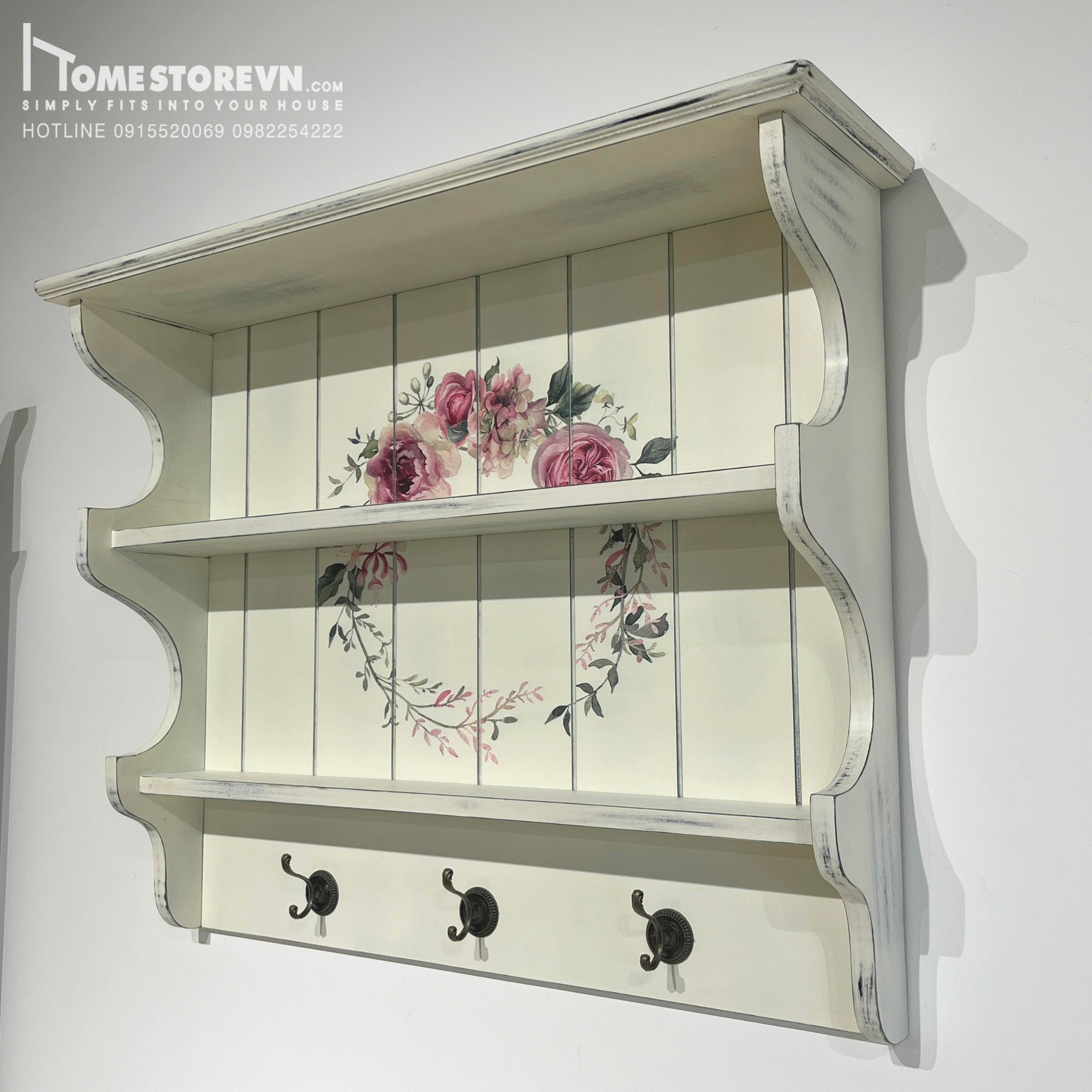 Giá treo trang trí 01  Dài 80cm x Cao 64cm x Sâu 21cm  - Vật liệu: Gỗ MDF  - Hoàn thiện giả cổ sơn màu trắng có họa tiết hoa lá, có móc treo đồng nhỏ hoàn thiện giả cổ và đợt để đồ