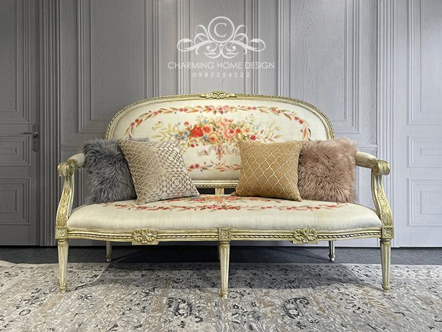 Set nội thất với hình thức cổ điển kiểu Pháp:  Bàn : cao 53cm, dài 124,5cm, sâu 76cm Ghế : cao 110cm, rộng 74cm, sâu 74cm Tap : cao 53, rộng 59cm, sâu 59cm Ghế dài : Cao 113cm, dài 180cm, sâu 74cm Khung gỗ tần bì tự nhiên, chạm trổ họa tiết nổi,