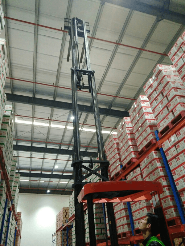 khac-biet-xe-nang-doi-trong-reach-truck