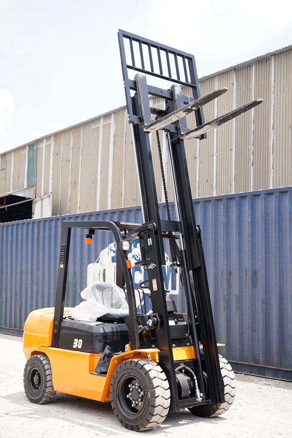 khac-biet-xe-nang-doi-trong-reach-truck