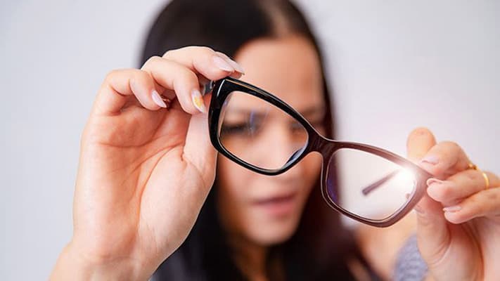 Những Tác Hại Của Việc Đeo Kính Sai Độ