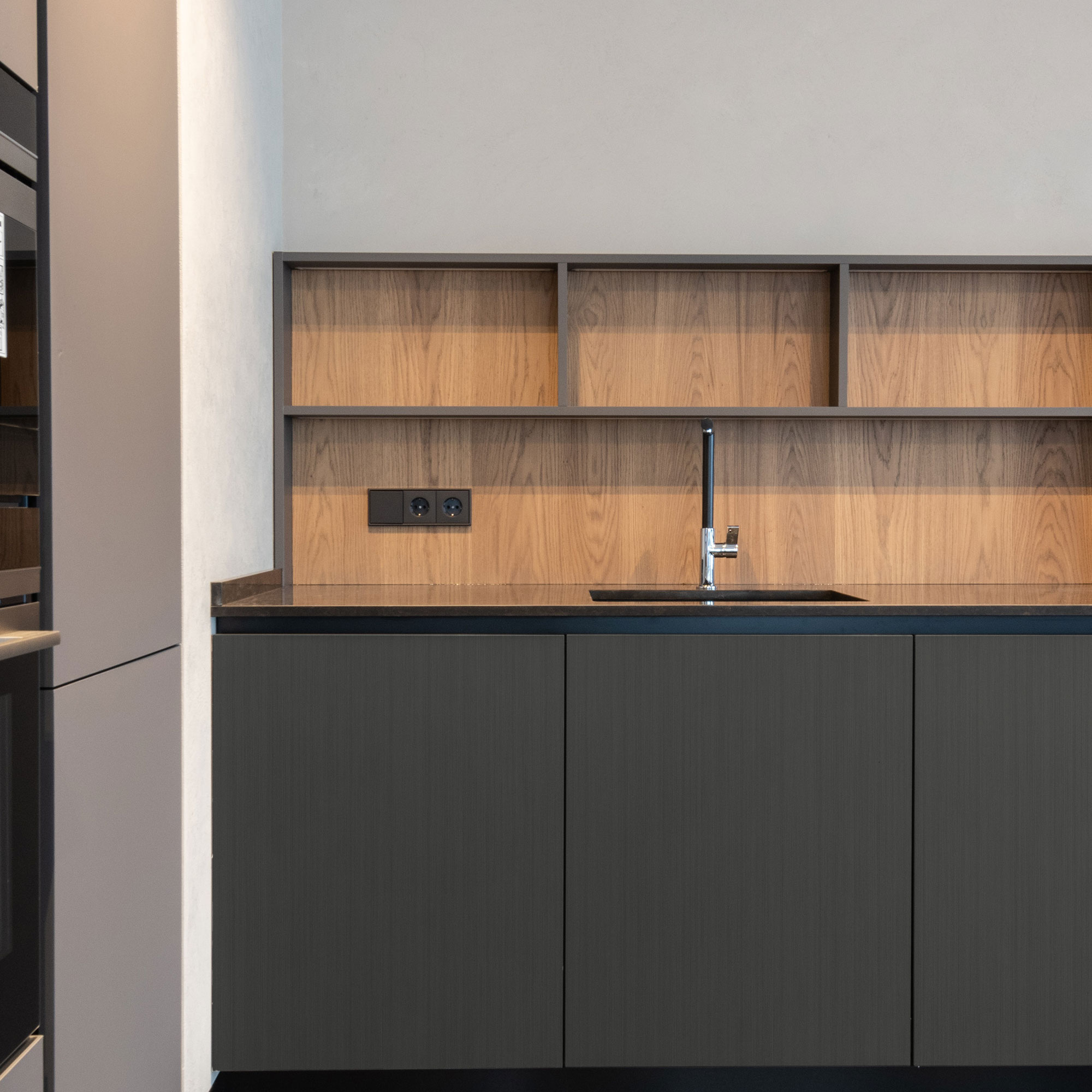 Film nội thất Soif XG7018 vân kim loại màu đồng tối (Dark bronze)