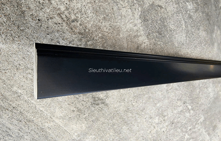 Len tường nhựa B511-13 cao 43mm màu đen trơn