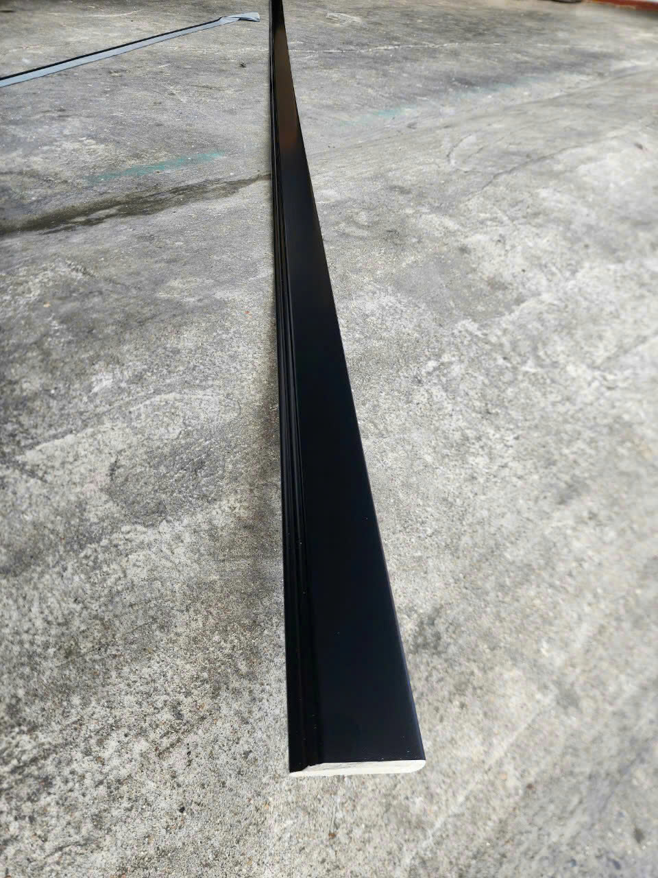 Len tường nhựa B511-13 cao 43mm màu đen trơn