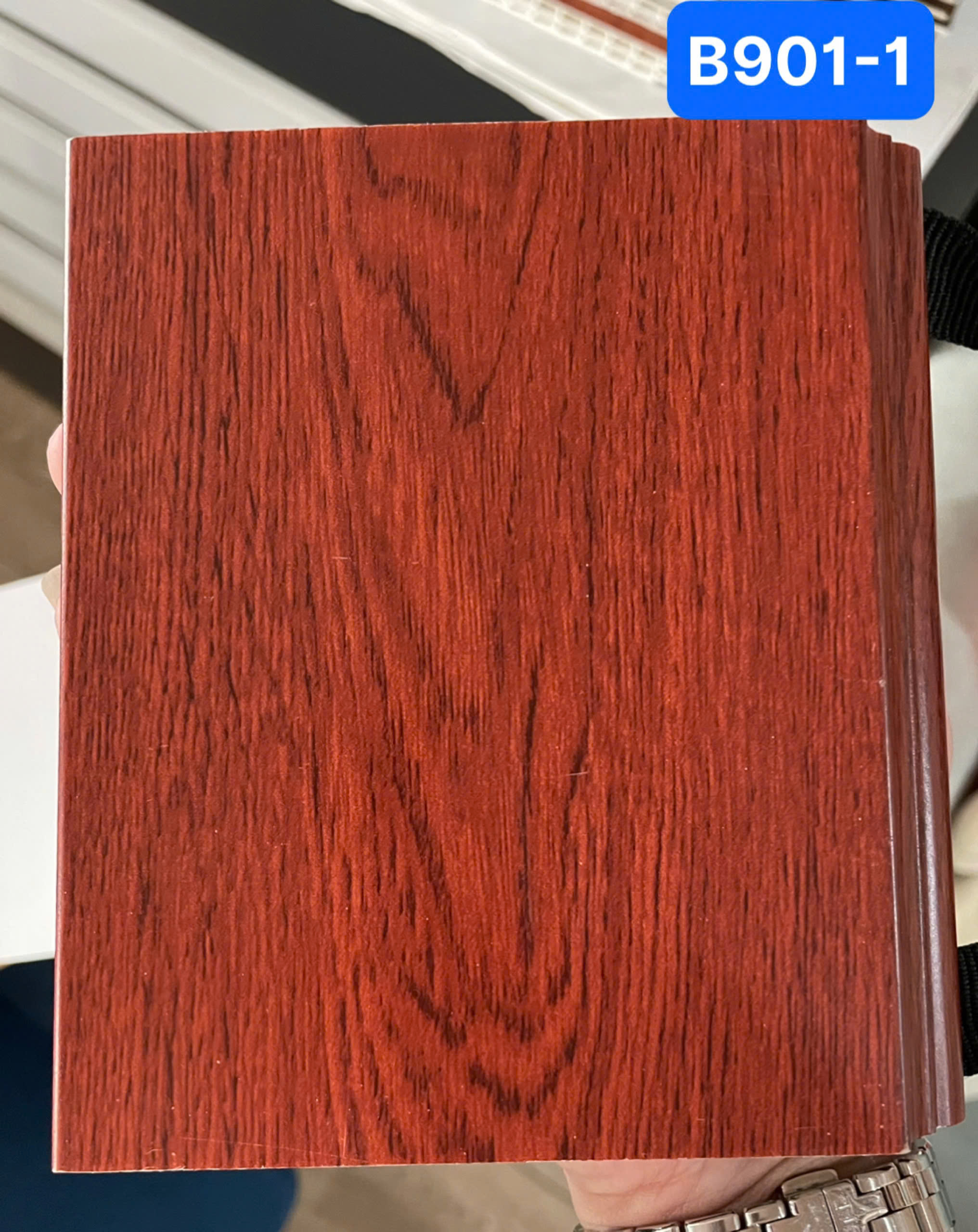 Len tường nhựa B901-1 cao 120 vân gỗ màu nâu đỏ