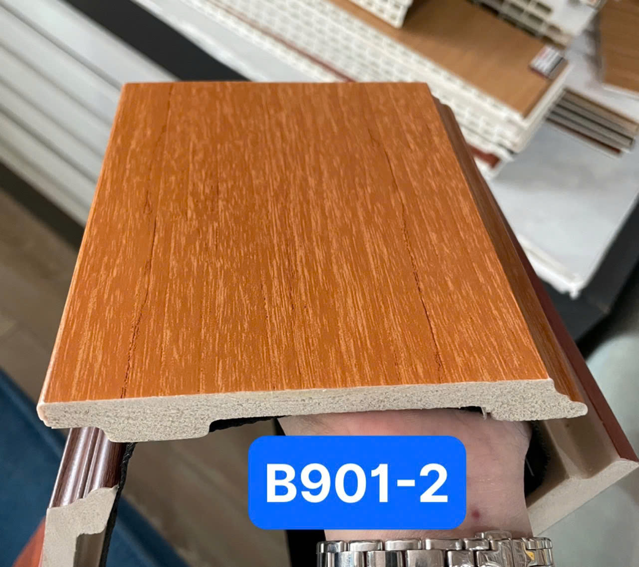 Len tường nhựa B901-2 cao 120 vân gỗ màu vàng